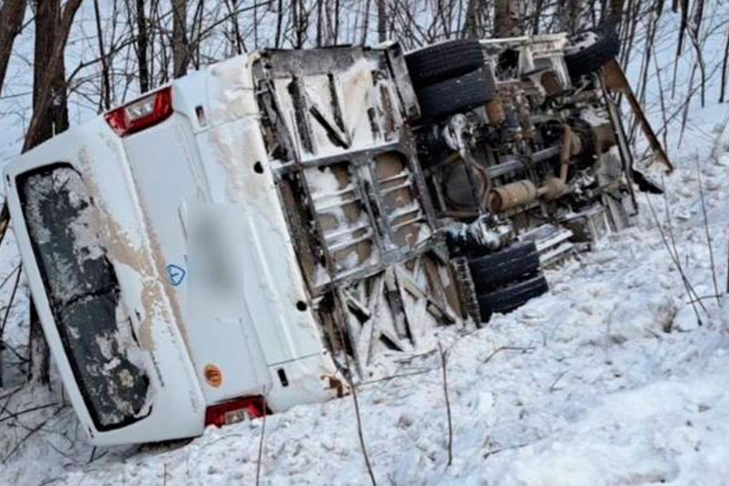 Автобус с пассажирами перевернулся на дороге Нефтекамск — Уфа. Что известно | В Башкирии автобус с десятью пассажирами перевернулся в кювет