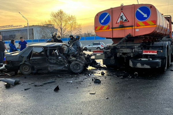 В Башкирии трое парней и две девушки погибли в ДТП с участием поливальной машины | Пятеро парней и девушек из Уфы погибли в ДТП с поливальной машиной