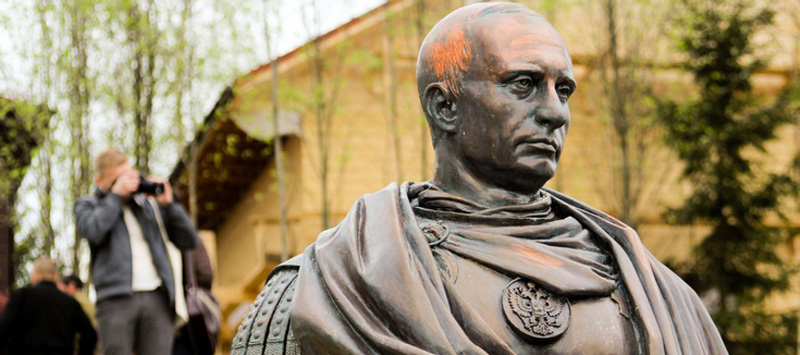 В России установили памятник Владимиру Путину