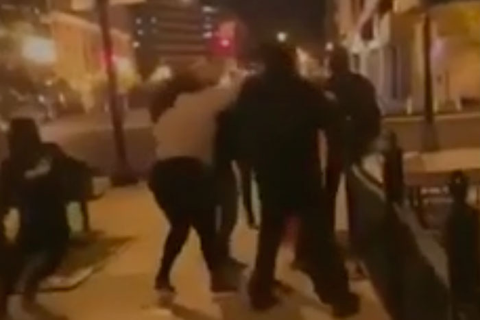 При нападении с ножом у Белого дома пострадали четыре человека