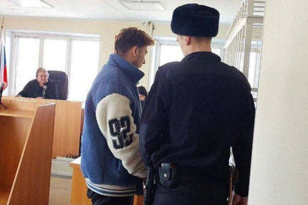 СМИ сообщили о задержании хозяина оренбургского гей*-бара Pose | Хозяина оренбургского гей*-бара Pose задержали в Шереметьево