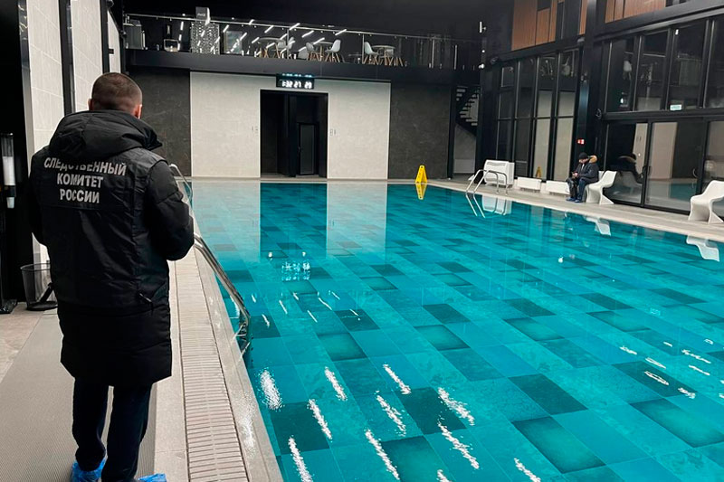 Во Владивостоке потолок бассейна рухнул на купающихся. Возбуждено уголовное дело | Во Владивостоке восемь человек пострадали при падении потолка над бассейном