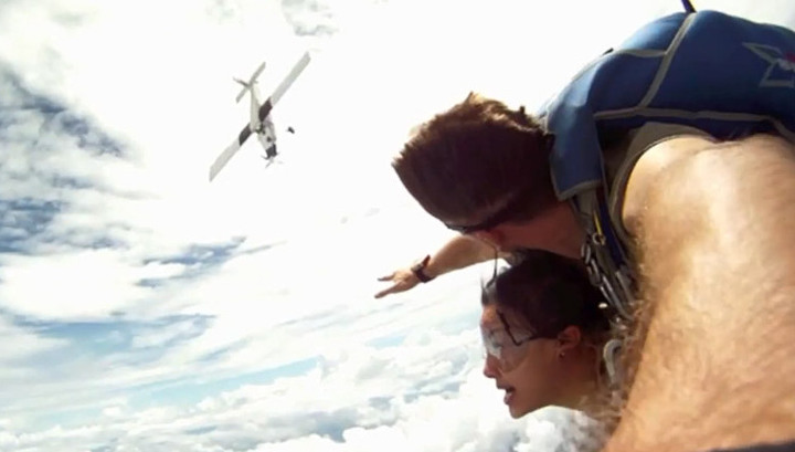 Видео с парашютистами, которых едва не сбил самолет, набирает миллионы просмотров