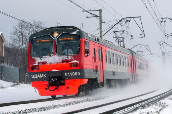 Беременную женщину с маленьким сыном и мужем сбила электричка, когда они перебегали пути