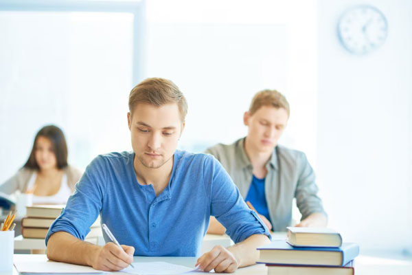 Около тысячи школьников удалили с ЕГЭ в 2023 году