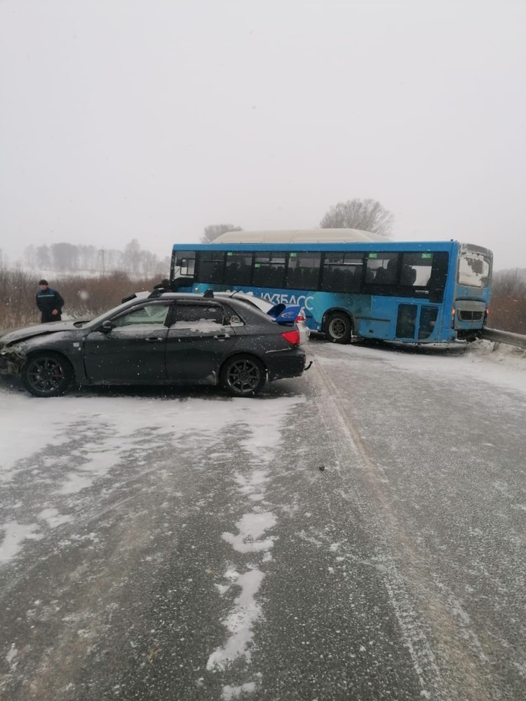 На Кузбассе пять человек разбились при столкновении с автобусом