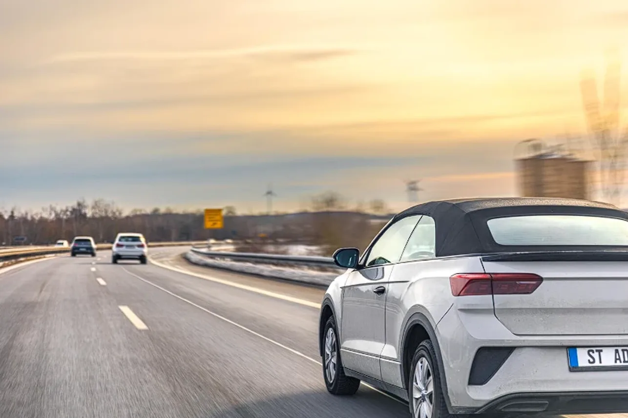 Поворотники на кольце — не так просто: объясняем правила включения сигналов при разных манёврах и почему это важно для безопасности