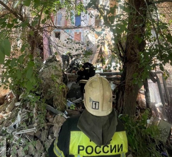 В Астрахани обрушился подъезд жилого дома: есть пострадавшие, эвакуировано 15 человек | В Астрахани частично обрушился подъезд пятиэтажки