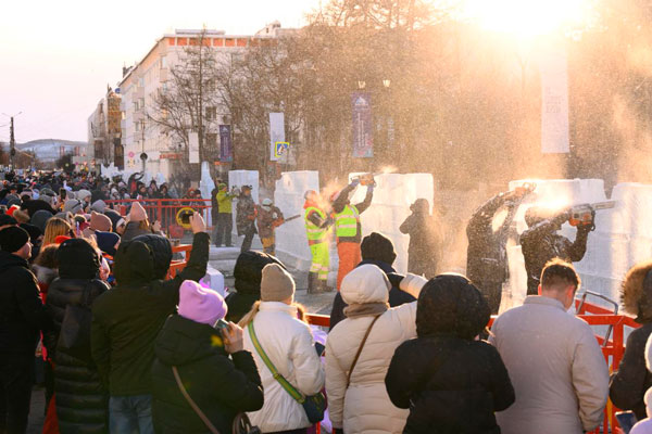 «Ледяное волшебство на Крайнем Севере!» - В Мурманске прошло шоу ледяных скульптур символов Арктики | Мурманск встретил Международный форум Арктики шоу ледяных скульптур