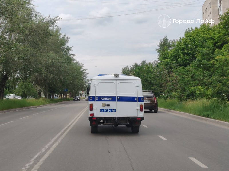 В Екатеринбурге группа шантажистов призналась в изнасиловании мужчины на видео | На Урале вымогателей обвиняют в изнасиловании мужчины ножкой от табурета
