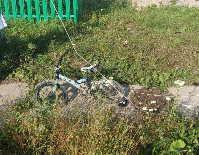 Пятилетнего мальчика убило током во время езды на велосипеде на Урале | На Урале пятилетний ребёнок погиб из-за падения на него электрического провода