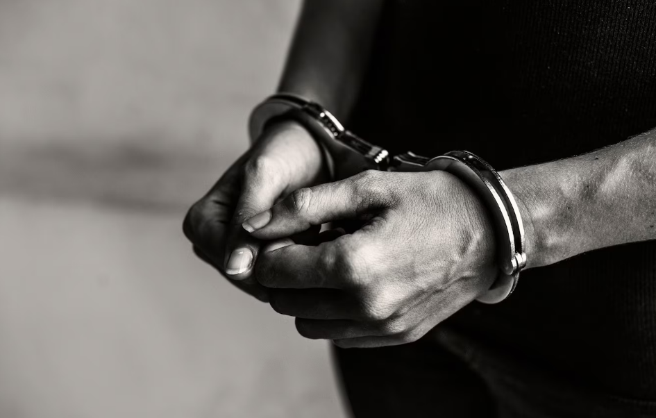 Студент расстрелял подростка через дверь за слишком громкий стук