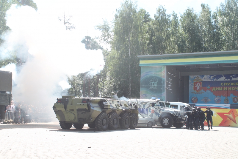 В екатеринбургском парке имени Маяковского полицейские стреляли, взрывали и задерживали опасных преступников