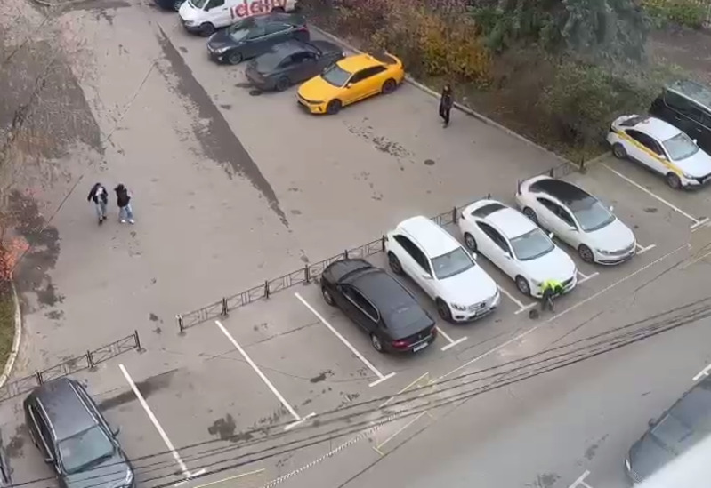 Администрация ТЦ «Гусь» самовольно захватывает парковочные места возле жилого дома в поселке Мосрентген | В Москве администрация ТЦ «Гусь» отбирает парковочные места у горожан