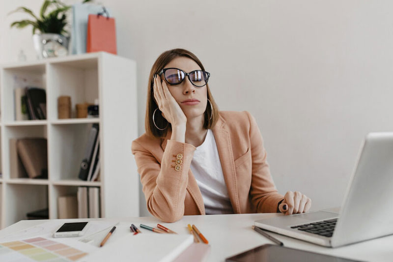 «Мужчина чем хуже?»: экономист призвал не отпускать женщин с работы пораньше | Экономист Беляев призвал не сокращать рабочую пятницу для женщин в России