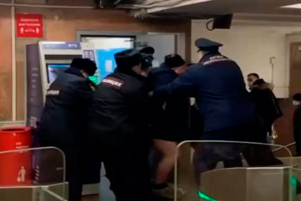 Мужчина умер во время задержания полицией в московском метро