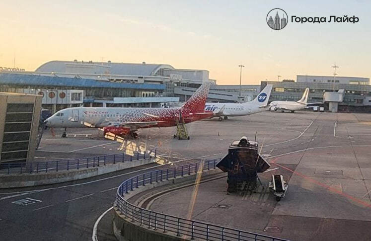 В московских аэропортах массово переносят рейсы | Во "Внуково" массово отменяют и переносят рейсы