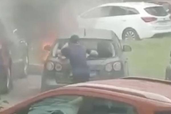 В Подмосковье мужчина вытащил из горящей машины 11-летнюю девочку