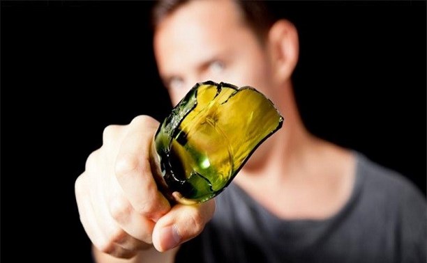 В США бортпроводник разбил о голову буйного пассажира бутылку вина