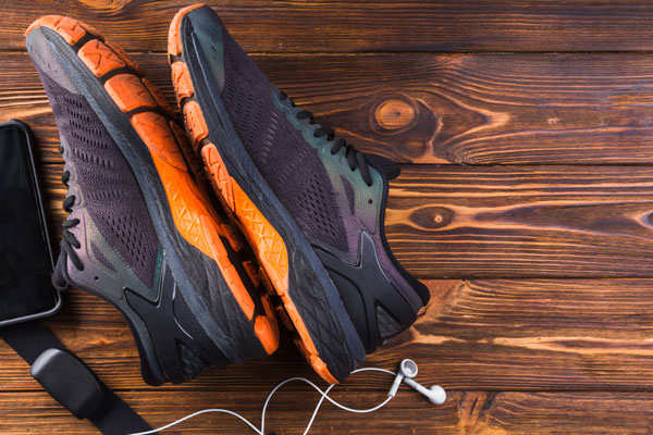 Ортопед объяснил, как выбрать летнюю обувь без вреда для стоп | Врач Беляков напомнил, что неподходящая обувь может привести к деформации стопы