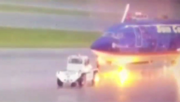 В сотрудника аэропорта попала молния во время обслуживания самолета. ВИДЕО