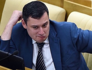 Роскомнадзор потребовал от «Бабра» удалить заметку о депутате Хинштейне в трусах