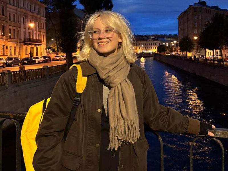 Диана Логинова и музыкант повторно задержаны по статье о массовых мероприятиях в Петербурге | Уличная певица Диана Логинова снова задержана в Петербурге за массовое выступление»