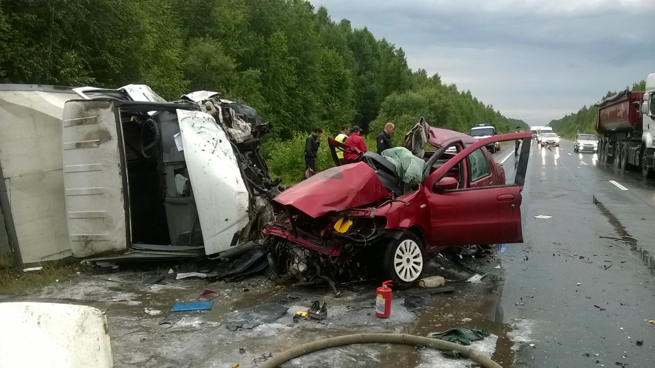 Два человека погибли в лобовом столкновении автомобилей близ Новой Ляли Свердловской области
