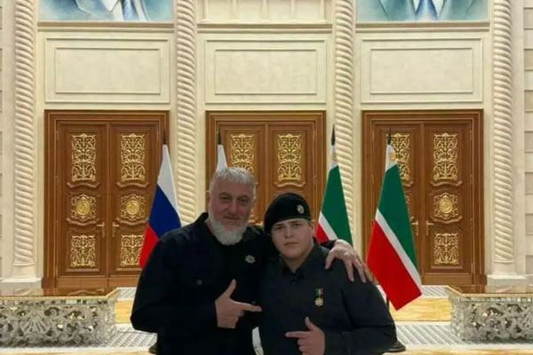 Сыну Кадырова, который избил поджигателя корана в СИЗО, присвоили звание Героя Чечни