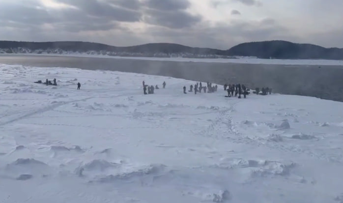 На Сахалине сотни рыбаков застряли на отколовшейся льдине | На Сахалине рыбаки ушли в дрейф на отколовшейся льдине