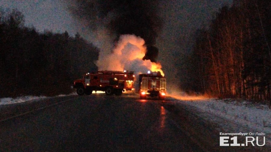 На Среднем Урале из-за горящей фуры перекрыли трассу