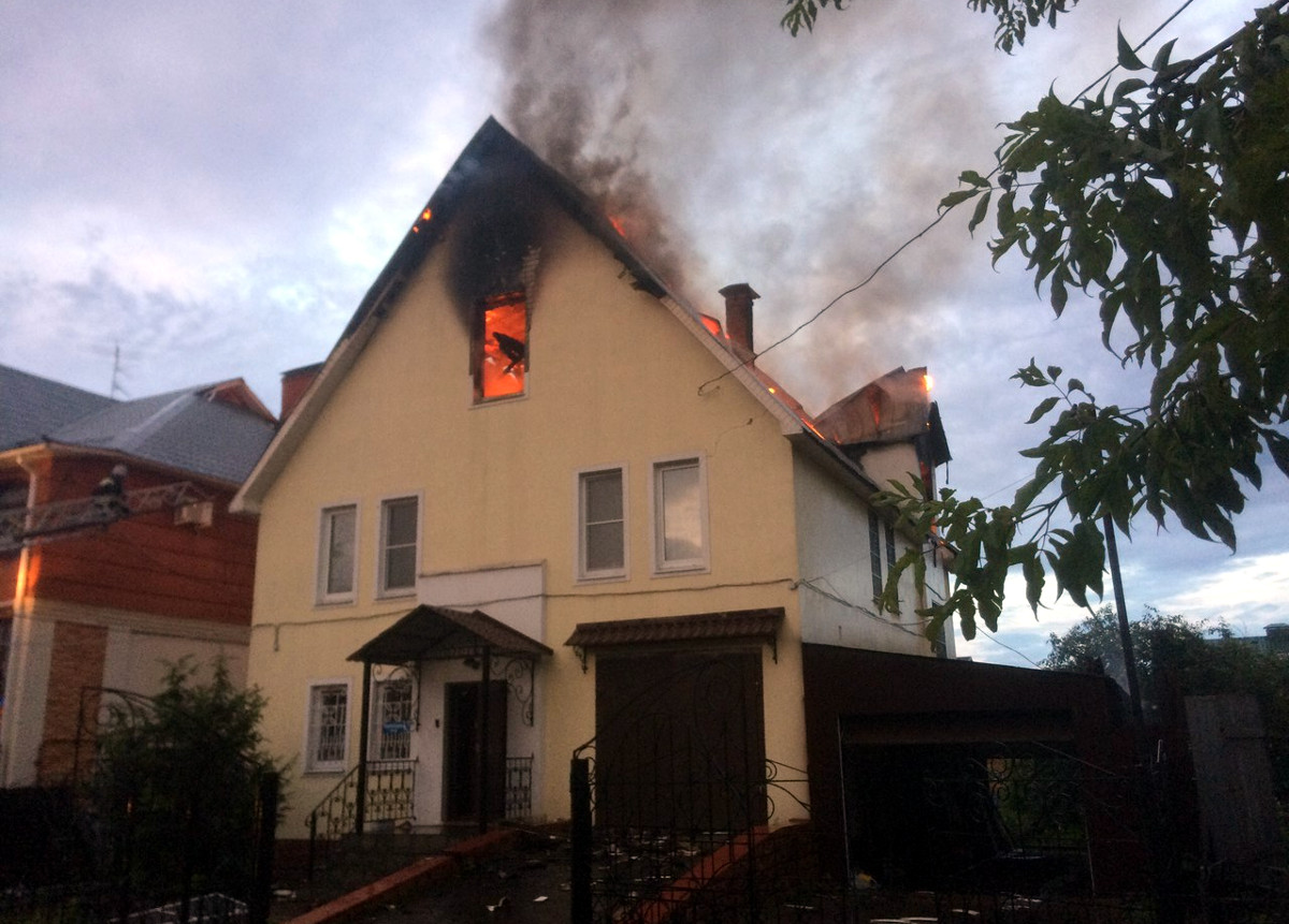 Ночью молния уничтожила в Твери двухэтажный коттедж