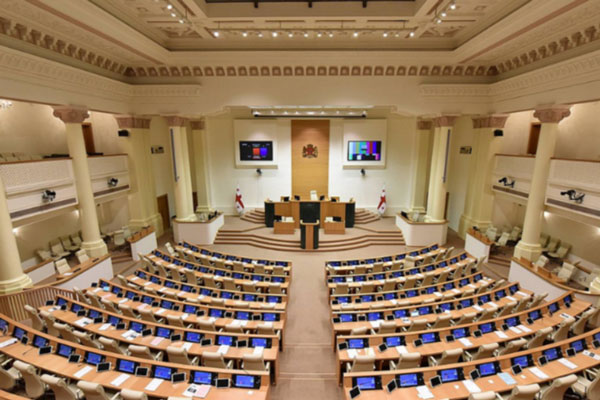 Против народа! Парламент Грузии одобрил вызвавший митинги закон об иноагентах в первом чтении | Грузинский парламент одобрил в первом чтении закон об иноагентах