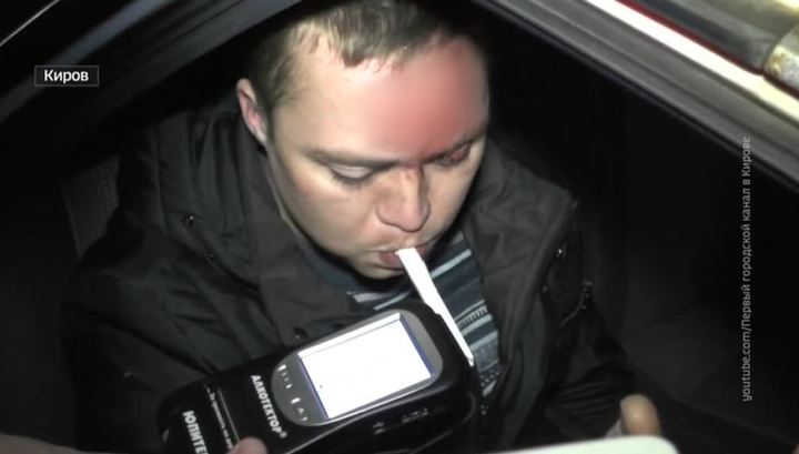 Пьяный кировчанин разбил три машины, предаваясь любовным утехам за рулем