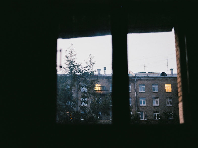 Трагедия в Новосибирске: женщина сорвалась с окна во время мытья окон с последнего этажа | Жительница Новосибирска погибла после падения с высоты во время мытья окон