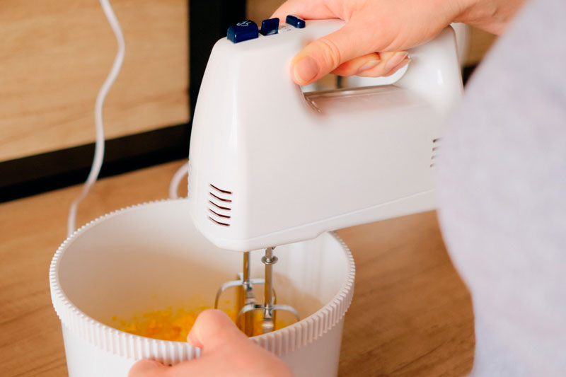 В Москве ребёнок едва не погиб из-за включённого миксера | В Подмосковье миксер намотал волосы девятилетней девочки