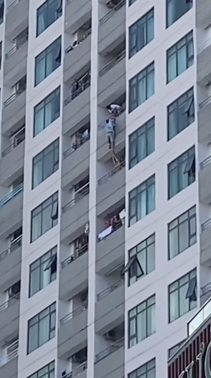 Во Вьетнаме европеец пытался выйти с балкона на 17 этаже