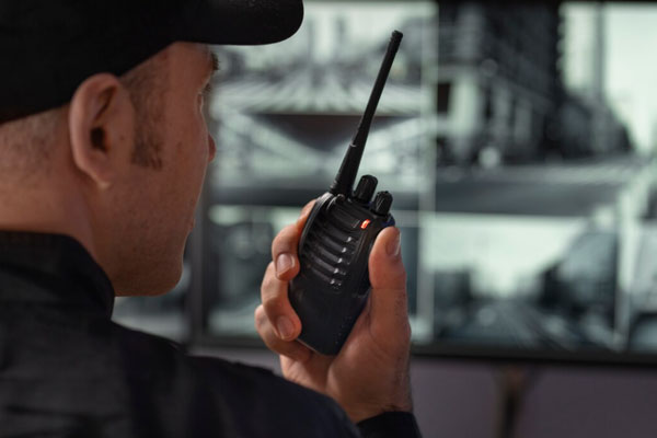 Охранникам российских школ выдадут дубинки, наручники, бронежилеты и каски | В Росстандарте разработали ГОСТ для охранников школ