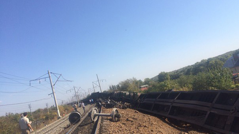 Сошедший с рельсов поезд под Саратовом повредил линию электропередач