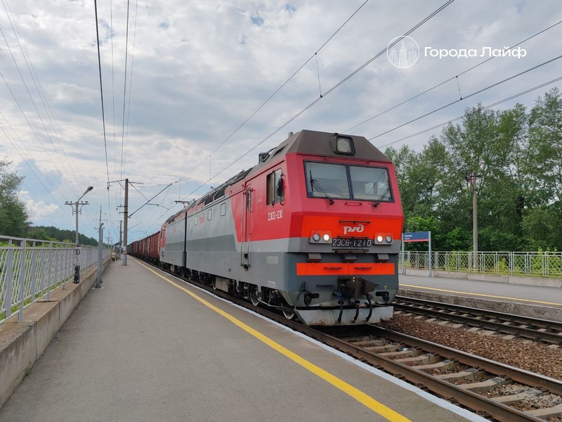 Из-за ЧП на железной дороге в Ростовской области 132 поезда идут с задержкой до 15 часов   | Падение обломков дронов в Ростовской области парализовало движение поездов