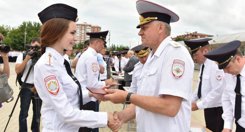 Начальник кубанского Главка поздравил выпускников Краснодарского университета МВД России