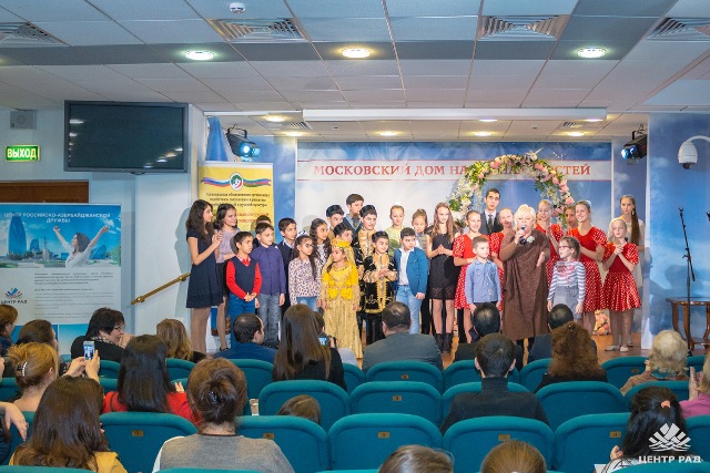 Дети возвели "Мост дружбы" между Россией и Азербайджаном