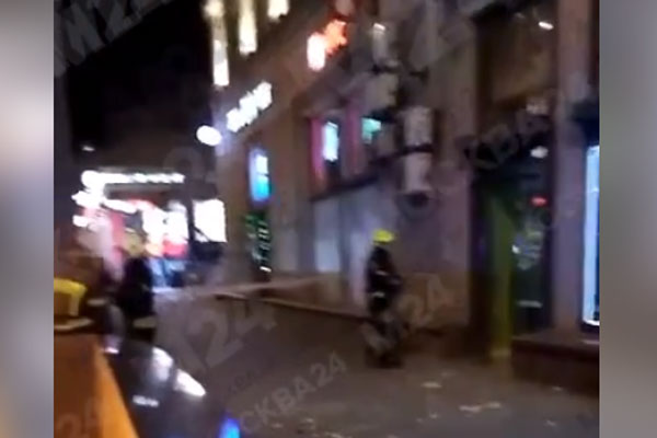 В центре Москвы на двух девушек с четвёртого этажа упал кусок балкона