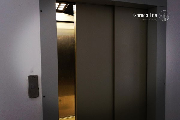 Взрослые и дети пострадали при падении лифта с 12-го этажа дома в Махачкале | Лифт с людьми рухнул с 12-го этажа дома в Дагестане