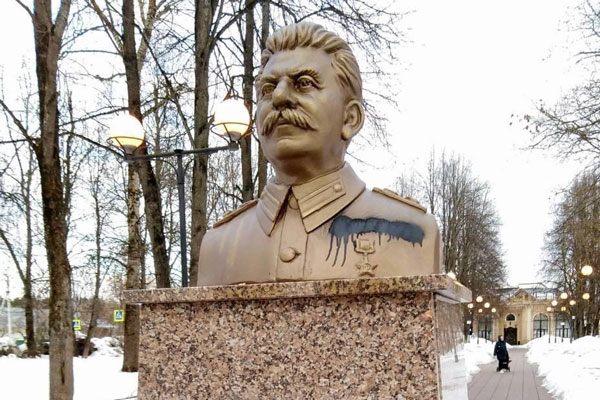 В Звенигороде неизвестные разрисовали памятник Сталину