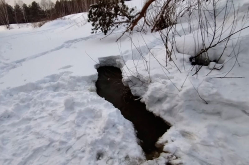 В Барнауле 8-летний мальчик утонул, провалившись под лёд при катании на тюбинге | В Барнауле школьник провалился под лёд, катаясь на ватрушке