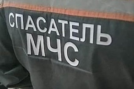На Сахалине семь человек провалились под лед на снегоходе