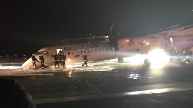 В Варшаве самолет совершил аварийную посадку без шасси