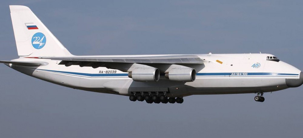 "Прилетел из Африки": шасси самолета Ан-124 загорелось во время посадки в России | В Минеральных водах шасси самолета загорелось во время посадки