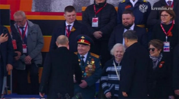 Путин обменялся рукопожатиями с ветеранами Великой Отечественной войны | Путин пожал руки ветеранам Победы